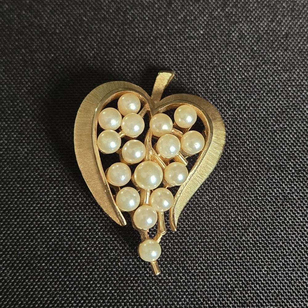Vtg Crown Trifari Brooch Satin Gold Tone Grape Cluster Faux Pearl Pin 2” Signed